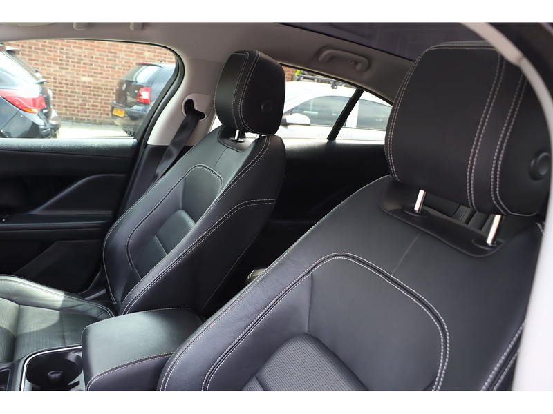 Jaguar 400 90KWH SE SUV 5DR ELECTRIC 4WD AUTO PAN ROOF HEATED SEATS SATNAV BLUETOOTH APPLE CARPLAY REAR CAMERA PARKING AIDS JUST 2 OWNERS ONLY 50000 MILES SH 72-74 Mitcham Road