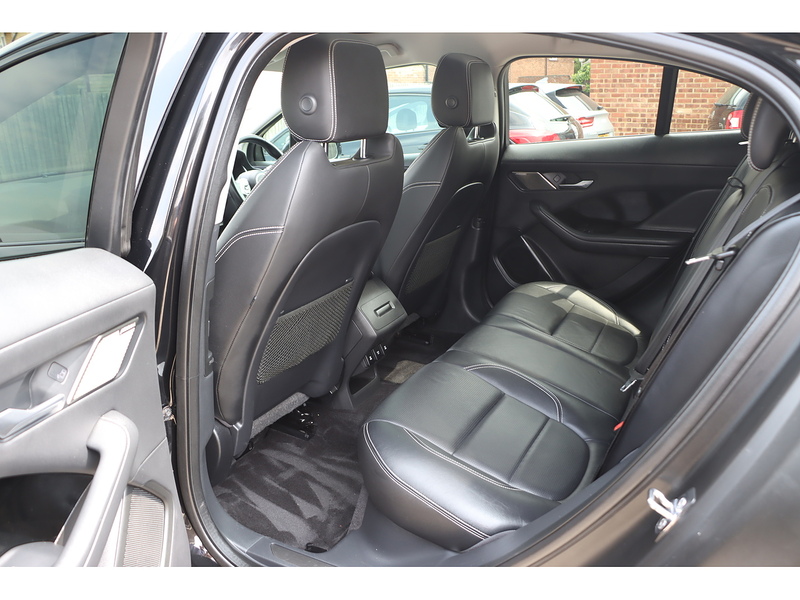 Jaguar 400 90KWH SE SUV 5DR ELECTRIC 4WD AUTO PAN ROOF HEATED SEATS SATNAV BLUETOOTH APPLE CARPLAY REAR CAMERA PARKING AIDS JUST 2 OWNERS ONLY 50000 MILES SH 72-74 Mitcham Road