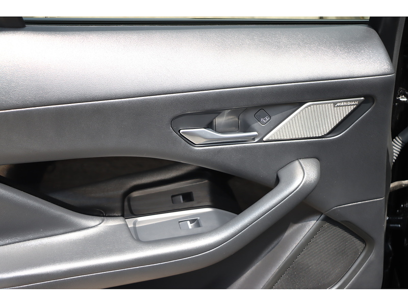 Jaguar 400 90KWH SE SUV 5DR ELECTRIC 4WD AUTO PAN ROOF HEATED SEATS SATNAV BLUETOOTH APPLE CARPLAY REAR CAMERA PARKING AIDS JUST 2 OWNERS ONLY 50000 MILES SH 72-74 Mitcham Road