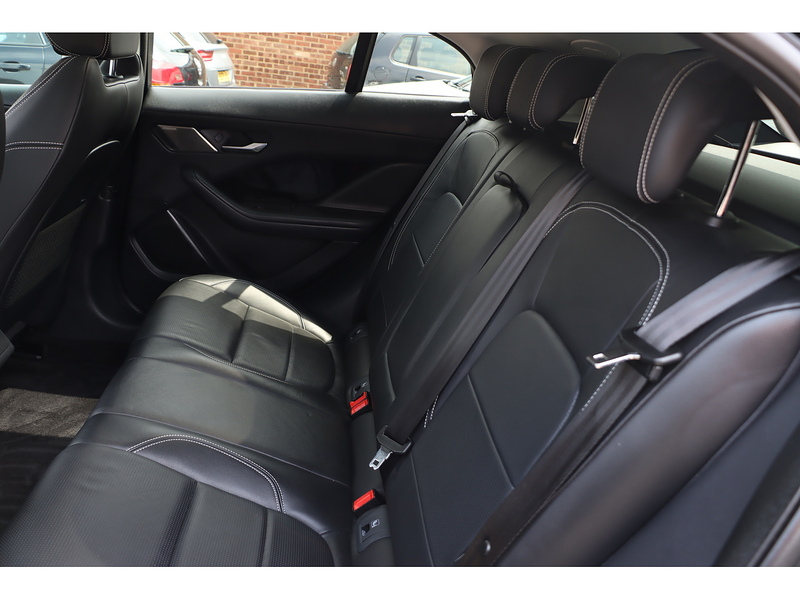 Jaguar 400 90KWH SE SUV 5DR ELECTRIC 4WD AUTO PAN ROOF HEATED SEATS SATNAV BLUETOOTH APPLE CARPLAY REAR CAMERA PARKING AIDS JUST 2 OWNERS ONLY 50000 MILES SH 72-74 Mitcham Road