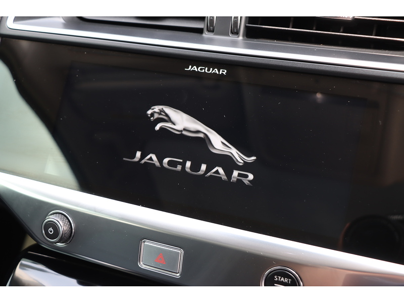 Jaguar 400 90KWH SE SUV 5DR ELECTRIC 4WD AUTO PAN ROOF HEATED SEATS SATNAV BLUETOOTH APPLE CARPLAY REAR CAMERA PARKING AIDS JUST 2 OWNERS ONLY 50000 MILES SH 72-74 Mitcham Road