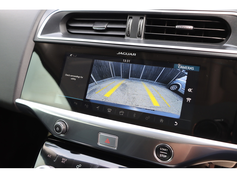 Jaguar 400 90KWH SE SUV 5DR ELECTRIC 4WD AUTO PAN ROOF HEATED SEATS SATNAV BLUETOOTH APPLE CARPLAY REAR CAMERA PARKING AIDS JUST 2 OWNERS ONLY 50000 MILES SH 72-74 Mitcham Road