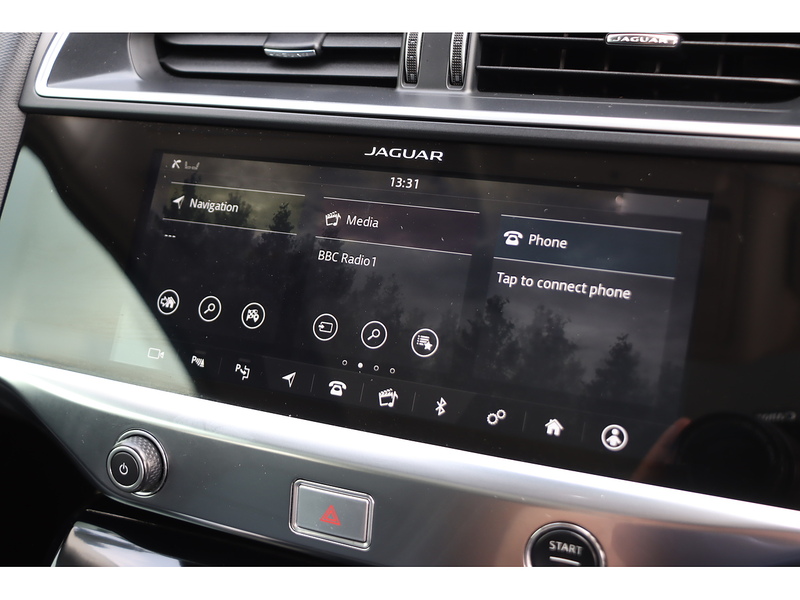 Jaguar 400 90KWH SE SUV 5DR ELECTRIC 4WD AUTO PAN ROOF HEATED SEATS SATNAV BLUETOOTH APPLE CARPLAY REAR CAMERA PARKING AIDS JUST 2 OWNERS ONLY 50000 MILES SH 72-74 Mitcham Road