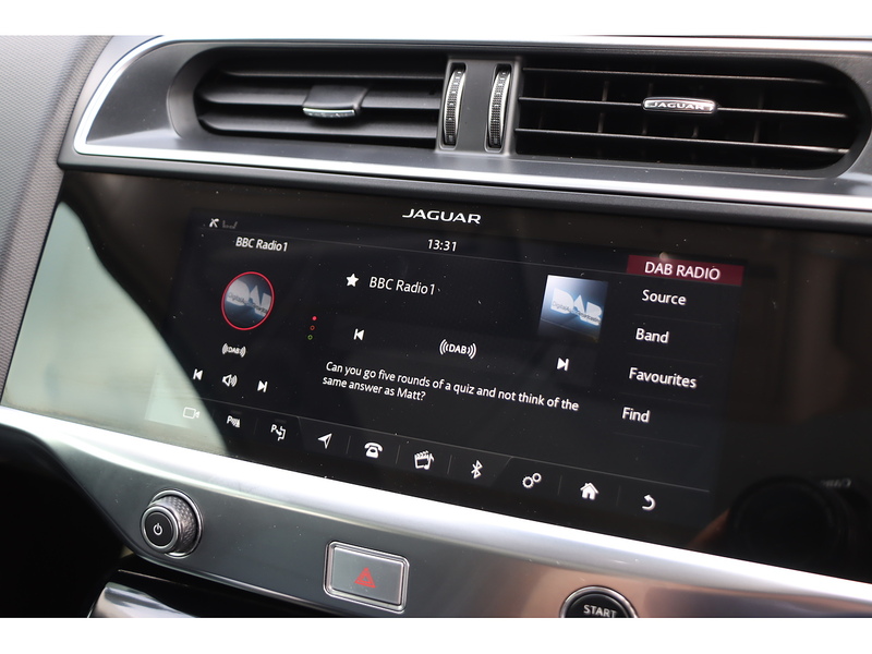 Jaguar 400 90KWH SE SUV 5DR ELECTRIC 4WD AUTO PAN ROOF HEATED SEATS SATNAV BLUETOOTH APPLE CARPLAY REAR CAMERA PARKING AIDS JUST 2 OWNERS ONLY 50000 MILES SH 72-74 Mitcham Road