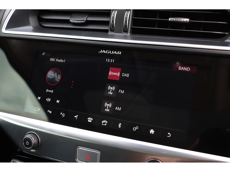 Jaguar 400 90KWH SE SUV 5DR ELECTRIC 4WD AUTO PAN ROOF HEATED SEATS SATNAV BLUETOOTH APPLE CARPLAY REAR CAMERA PARKING AIDS JUST 2 OWNERS ONLY 50000 MILES SH 72-74 Mitcham Road