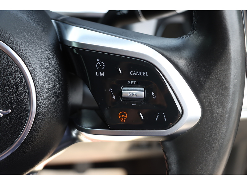 Jaguar 400 90KWH SE SUV 5DR ELECTRIC 4WD AUTO PAN ROOF HEATED SEATS SATNAV BLUETOOTH APPLE CARPLAY REAR CAMERA PARKING AIDS JUST 2 OWNERS ONLY 50000 MILES SH 72-74 Mitcham Road