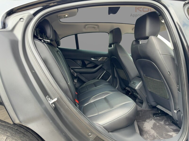 Jaguar 400 90KWH SE SUV 5DR ELECTRIC 4WD AUTO PAN ROOF HEATED SEATS SATNAV BLUETOOTH APPLE CARPLAY REAR CAMERA PARKING AIDS JUST 2 OWNERS ONLY 50000 MILES SH 72-74 Mitcham Road