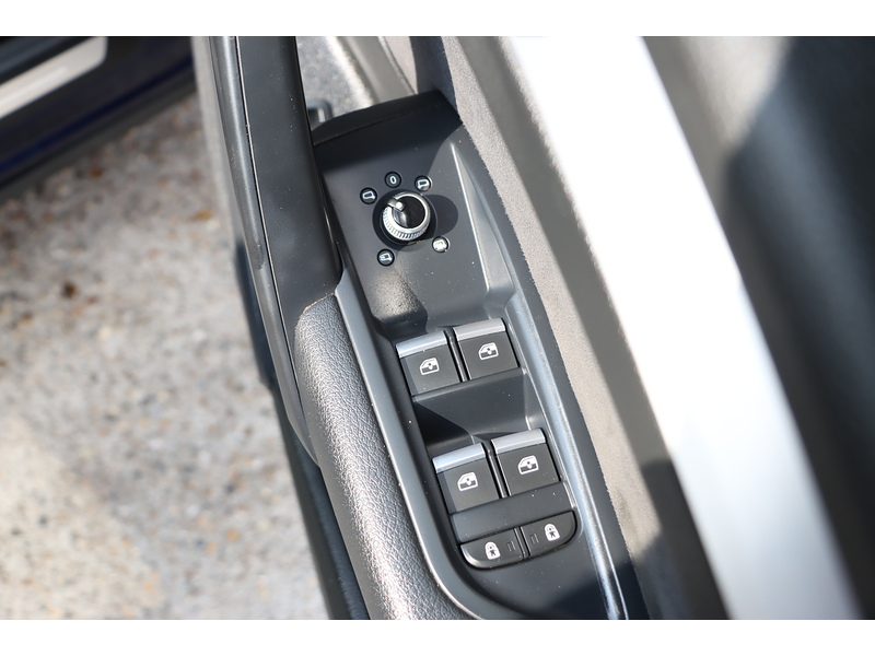 Audi 2.0 TDI 40 S LINE SUV 5DR DIESEL S TRONIC QUATTRO AUTO HEATED SEATS SATNAV BLUETOOTH DAB RADIO APPLE CARPLAY REAR CAMERA PARKING AIDS JUST 1 OWNER FSH 72-74 Mitcham Road