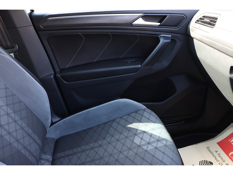 Volkswagen 1.5 TSI R-LINE SUV 5DR PETROL DSG AUTO HEATED SEATS SAT NAV BLUETOOTH DAB STEREO APPLE CARPLAY PARKING AIDS JUST 1 OWNER FROM NEW ONLY 40000 MILES FSH 72-74 Mitcham Road