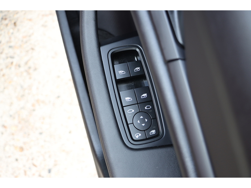 Porsche PERFORMANCE PLUS 93.4KWH 4S CROSS TURISMO 5DR ELECTRIC 4WD AUTO HEATED SEATS SAT NAV BLUETOOTH APPLE CARPLAY REAR CAMERA 1 OWNER ONLY 18000 MILES FSH 72-74 Mitcham Road