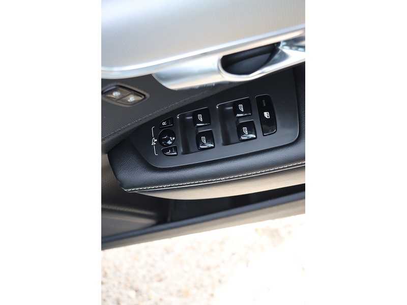 Volvo 2.0 T4 GPF R-DESIGN ESTATE 5DR PETROL AUTO HEATED SEATS SATELLITE NAVIGATION BLUETOOTH DAB STEREO USB INPUT PARKING AIDS 75000 MILES SH NO ULEZ CHARGE 72-74 Mitcham Road