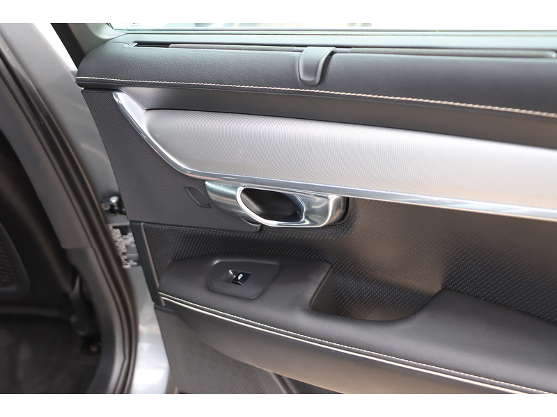 Volvo 2.0 T4 GPF R-DESIGN ESTATE 5DR PETROL AUTO HEATED SEATS SATELLITE NAVIGATION BLUETOOTH DAB STEREO USB INPUT PARKING AIDS 75000 MILES SH NO ULEZ CHARGE 72-74 Mitcham Road