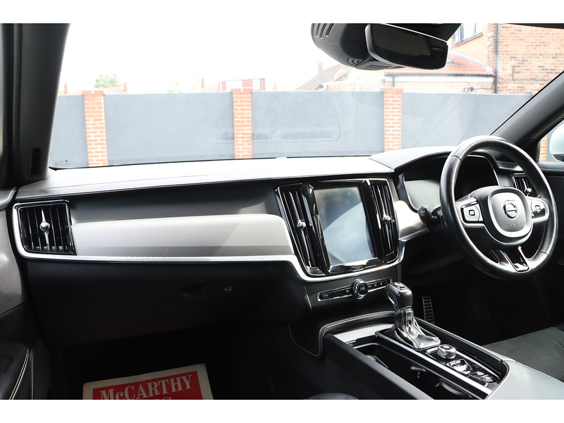 Volvo 2.0 T4 GPF R-DESIGN ESTATE 5DR PETROL AUTO HEATED SEATS SATELLITE NAVIGATION BLUETOOTH DAB STEREO USB INPUT PARKING AIDS 75000 MILES SH NO ULEZ CHARGE 72-74 Mitcham Road