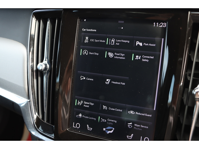 Volvo 2.0 T4 GPF R-DESIGN ESTATE 5DR PETROL AUTO HEATED SEATS SATELLITE NAVIGATION BLUETOOTH DAB STEREO USB INPUT PARKING AIDS 75000 MILES SH NO ULEZ CHARGE 72-74 Mitcham Road