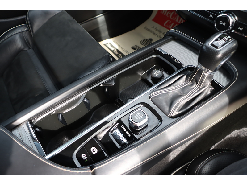 Volvo 2.0 T4 GPF R-DESIGN ESTATE 5DR PETROL AUTO HEATED SEATS SATELLITE NAVIGATION BLUETOOTH DAB STEREO USB INPUT PARKING AIDS 75000 MILES SH NO ULEZ CHARGE 72-74 Mitcham Road