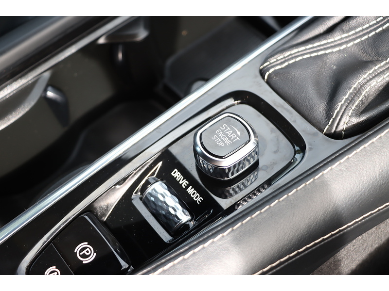 Volvo 2.0 T4 GPF R-DESIGN ESTATE 5DR PETROL AUTO HEATED SEATS SATELLITE NAVIGATION BLUETOOTH DAB STEREO USB INPUT PARKING AIDS 75000 MILES SH NO ULEZ CHARGE 72-74 Mitcham Road