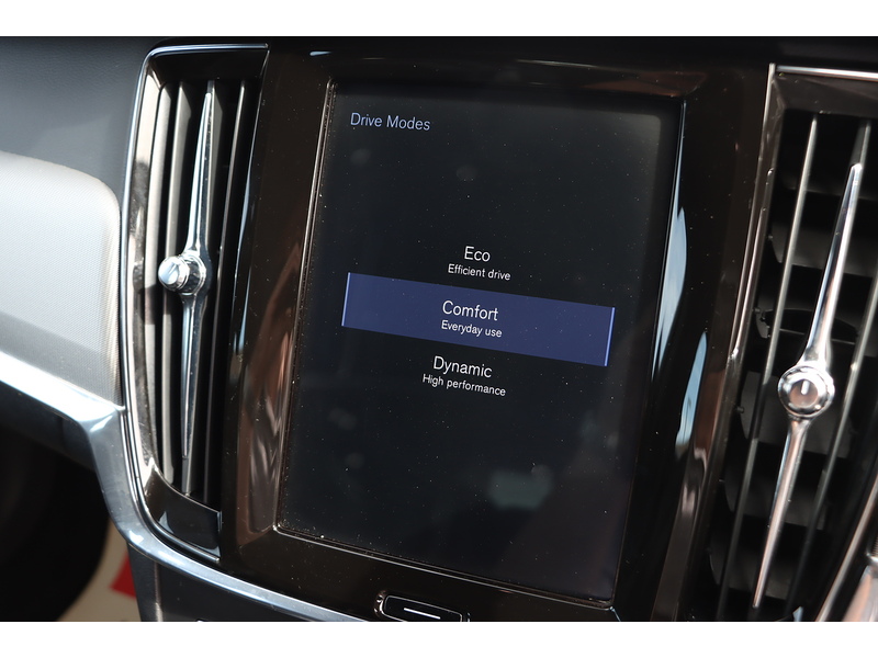 Volvo 2.0 T4 GPF R-DESIGN ESTATE 5DR PETROL AUTO HEATED SEATS SATELLITE NAVIGATION BLUETOOTH DAB STEREO USB INPUT PARKING AIDS 75000 MILES SH NO ULEZ CHARGE 72-74 Mitcham Road