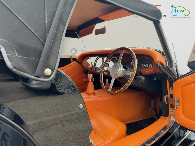 Morgan 3000 3700 2DR CONVERTIBLE PETROL MANUAL CONVERTIBLE ROOF BLUETOOTH STEREO CD PLAYER AUX/USB INPUT ONLY 18000 MILES SH NO ULEZ CHARGE 72-74 Mitcham Road