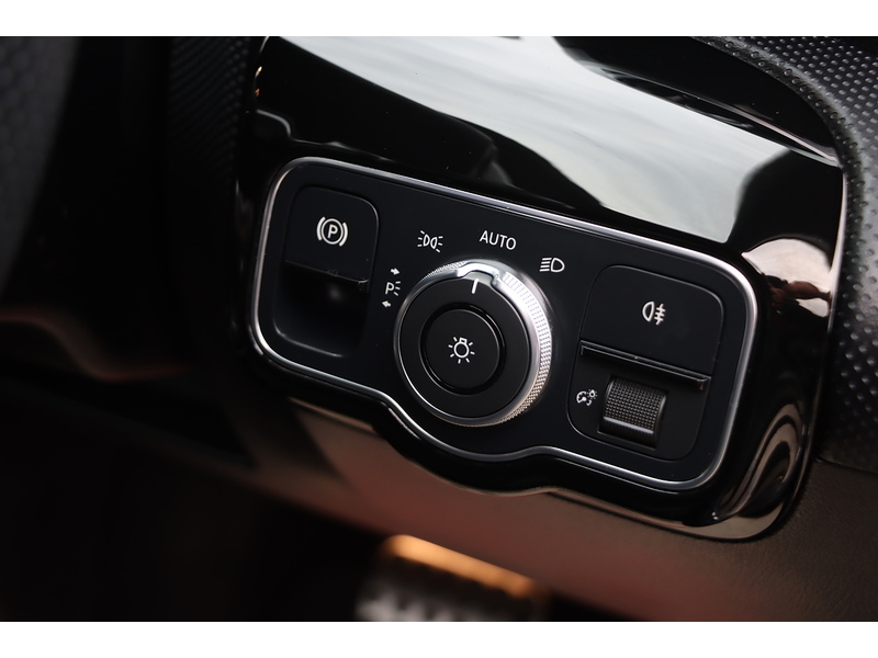 Mercedes-Benz A200 1.3 AMG LINE HATCHBACK 5DR PETROL 7G-DCT AUTO SAT NAV BLUETOOTH DAB STEREO PARKING AIDS JUST 2 OWNERS SAME OWNER FOR 3 YEARS ONLY 51000 MILES SH 72-74 Mitcham Road