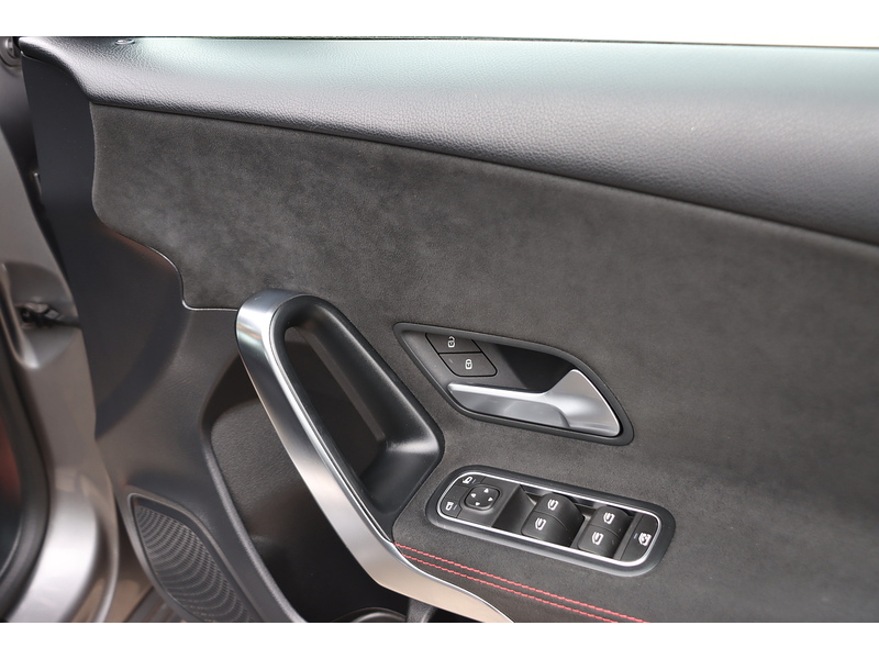 Mercedes-Benz A200 1.3 AMG LINE HATCHBACK 5DR PETROL 7G-DCT AUTO SAT NAV BLUETOOTH DAB STEREO PARKING AIDS JUST 2 OWNERS SAME OWNER FOR 3 YEARS ONLY 51000 MILES SH 72-74 Mitcham Road