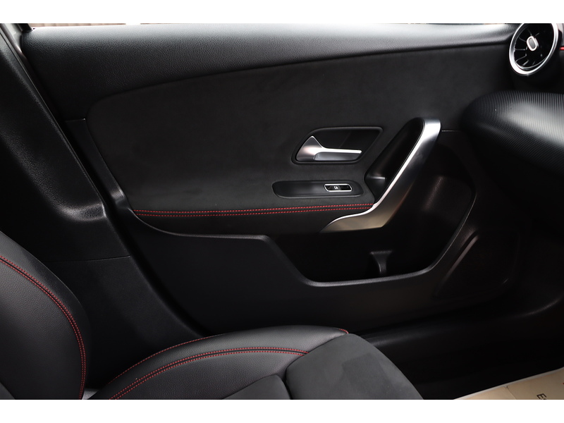 Mercedes-Benz A200 1.3 AMG LINE HATCHBACK 5DR PETROL 7G-DCT AUTO SAT NAV BLUETOOTH DAB STEREO PARKING AIDS JUST 2 OWNERS SAME OWNER FOR 3 YEARS ONLY 51000 MILES SH 72-74 Mitcham Road