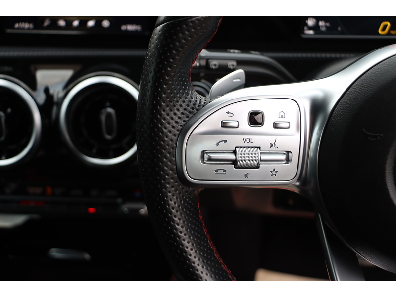 Mercedes-Benz A200 1.3 AMG LINE HATCHBACK 5DR PETROL 7G-DCT AUTO SAT NAV BLUETOOTH DAB STEREO PARKING AIDS JUST 2 OWNERS SAME OWNER FOR 3 YEARS ONLY 51000 MILES SH 72-74 Mitcham Road