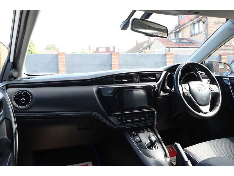 Toyota 1.8 VVT-H EXCEL TOURING SPORTS 5DR PETROL HYBRID CVT AUTO PAN ROOF HEATED SEATS SATNAV BLUETOOTH REAR CAM ONLY 60000 MILES FSH 8 SERVICES £20 ROAD TAX 72-74 Mitcham Road