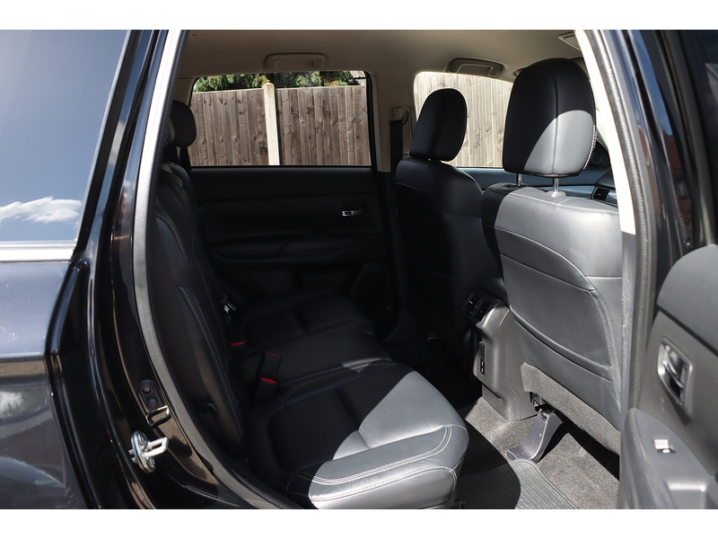 Mitsubishi 2.0 MIVEC EXCEED SUV 5DR PETROL CVT 4WD AUTO 7 SEATER HEATED SEATS SAT NAV BLUETOOTH APPLE CARPLAY REAR & 360 CAMERA JUST 1 OWNER ONLY 74000 MILES FSH 72-74 Mitcham Road