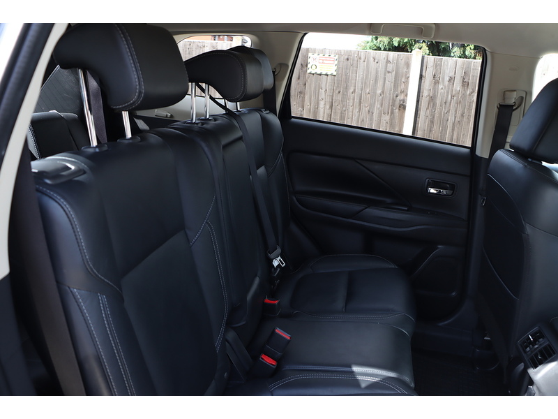 Mitsubishi 2.0 MIVEC EXCEED SUV 5DR PETROL CVT 4WD AUTO 7 SEATER HEATED SEATS SAT NAV BLUETOOTH APPLE CARPLAY REAR & 360 CAMERA JUST 1 OWNER ONLY 74000 MILES FSH 72-74 Mitcham Road