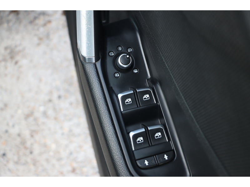 Audi 1.5 TFSI COD 35 S LINE SUV 5DR PETROL S TRONIC AUTO SAT NAV BLUETOOTH DAB STEREO APPLE CARPLAY PARKING AIDS JUST 1 OWNER FROM NEW ONLY 30000 MILES FSH 72-74 Mitcham Road