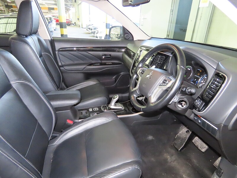 Mitsubishi 2.0H 12KWH 4H SUV 5DR PETROL PLUG-IN HYBRID CVT 4WD AUTO PAN SUNROOF HEATED SEATS SAT NAV BLUETOOTH DAB STEREO REAR & 360 CAMERA ONLY 38000 MILES SH 72-74 Mitcham Road