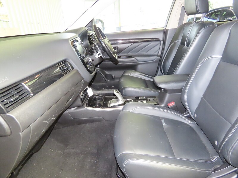 Mitsubishi 2.0H 12KWH 4H SUV 5DR PETROL PLUG-IN HYBRID CVT 4WD AUTO PAN SUNROOF HEATED SEATS SAT NAV BLUETOOTH DAB STEREO REAR & 360 CAMERA ONLY 38000 MILES SH 72-74 Mitcham Road