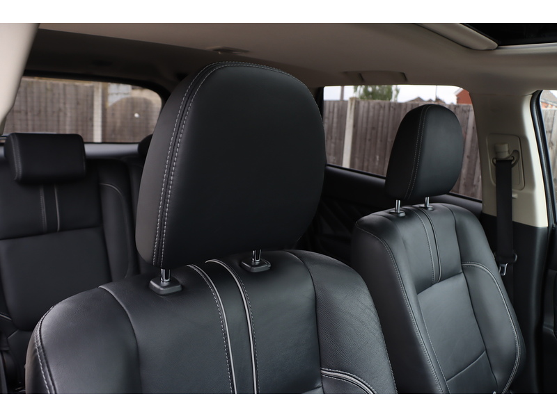 Mitsubishi 2.0H 12KWH 4H SUV 5DR PETROL PLUG-IN HYBRID CVT 4WD AUTO PAN SUNROOF HEATED SEATS SAT NAV BLUETOOTH DAB STEREO REAR & 360 CAMERA ONLY 38000 MILES SH 72-74 Mitcham Road