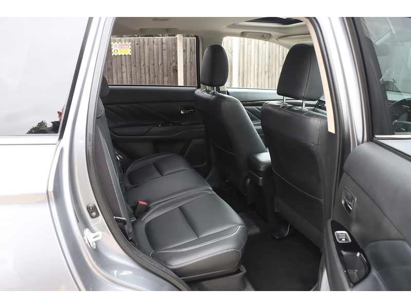 Mitsubishi 2.0H 12KWH 4H SUV 5DR PETROL PLUG-IN HYBRID CVT 4WD AUTO PAN SUNROOF HEATED SEATS SAT NAV BLUETOOTH DAB STEREO REAR & 360 CAMERA ONLY 38000 MILES SH 72-74 Mitcham Road