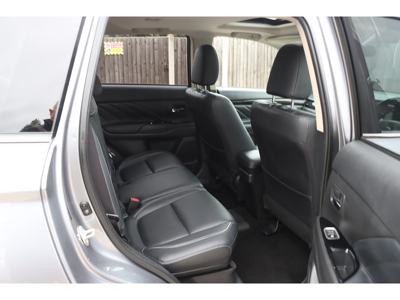 Mitsubishi 2.0H 12KWH 4H SUV 5DR PETROL PLUG-IN HYBRID CVT 4WD AUTO PAN SUNROOF HEATED SEATS SAT NAV BLUETOOTH DAB STEREO REAR & 360 CAMERA ONLY 38000 MILES SH 72-74 Mitcham Road