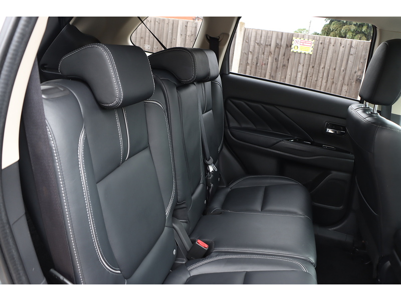 Mitsubishi 2.0H 12KWH 4H SUV 5DR PETROL PLUG-IN HYBRID CVT 4WD AUTO PAN SUNROOF HEATED SEATS SAT NAV BLUETOOTH DAB STEREO REAR & 360 CAMERA ONLY 38000 MILES SH 72-74 Mitcham Road