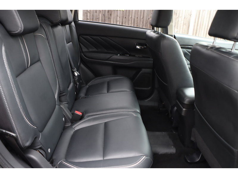 Mitsubishi 2.0H 12KWH 4H SUV 5DR PETROL PLUG-IN HYBRID CVT 4WD AUTO PAN SUNROOF HEATED SEATS SAT NAV BLUETOOTH DAB STEREO REAR & 360 CAMERA ONLY 38000 MILES SH 72-74 Mitcham Road