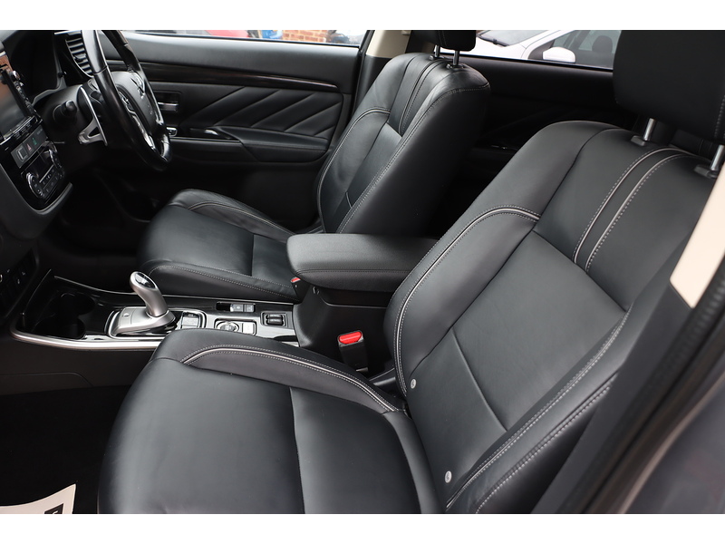 Mitsubishi 2.0H 12KWH 4H SUV 5DR PETROL PLUG-IN HYBRID CVT 4WD AUTO PAN SUNROOF HEATED SEATS SAT NAV BLUETOOTH DAB STEREO REAR & 360 CAMERA ONLY 38000 MILES SH 72-74 Mitcham Road
