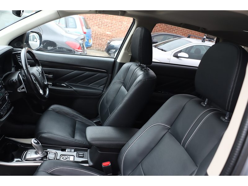 Mitsubishi 2.0H 12KWH 4H SUV 5DR PETROL PLUG-IN HYBRID CVT 4WD AUTO PAN SUNROOF HEATED SEATS SAT NAV BLUETOOTH DAB STEREO REAR & 360 CAMERA ONLY 38000 MILES SH 72-74 Mitcham Road