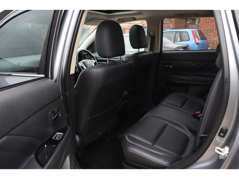 Mitsubishi 2.0H 12KWH 4H SUV 5DR PETROL PLUG-IN HYBRID CVT 4WD AUTO PAN SUNROOF HEATED SEATS SAT NAV BLUETOOTH DAB STEREO REAR & 360 CAMERA ONLY 38000 MILES SH 72-74 Mitcham Road
