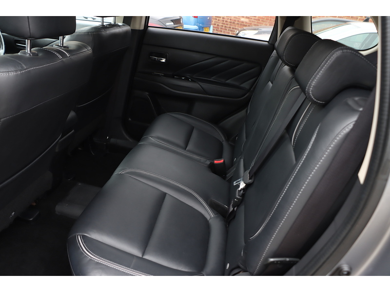 Mitsubishi 2.0H 12KWH 4H SUV 5DR PETROL PLUG-IN HYBRID CVT 4WD AUTO PAN SUNROOF HEATED SEATS SAT NAV BLUETOOTH DAB STEREO REAR & 360 CAMERA ONLY 38000 MILES SH 72-74 Mitcham Road
