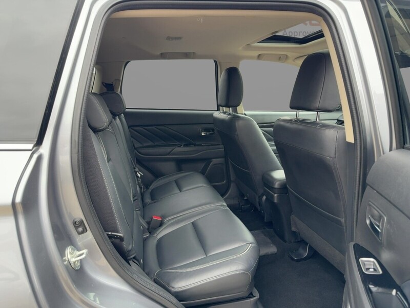 Mitsubishi 2.0H 12KWH 4H SUV 5DR PETROL PLUG-IN HYBRID CVT 4WD AUTO PAN SUNROOF HEATED SEATS SAT NAV BLUETOOTH DAB STEREO REAR & 360 CAMERA ONLY 38000 MILES SH 72-74 Mitcham Road