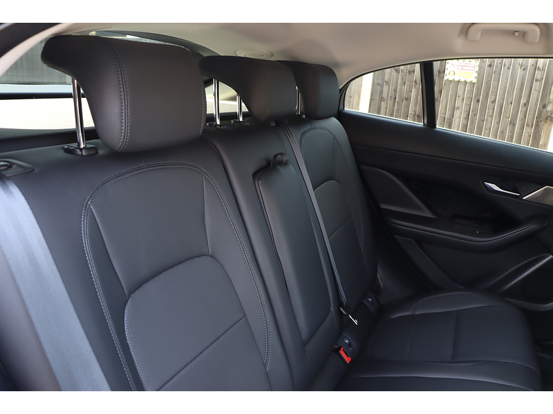 Jaguar 400 90KWH S SUV 5DR ELECTRIC 4WD AUTO SAT NAV BLUETOOTH STEREO APPLE CARPLAY ANDROID AUTO REAR CAMERA PARKING AIDS ONLY 32000 MILES SH NO ULEZ CHARGE 72-74 Mitcham Road