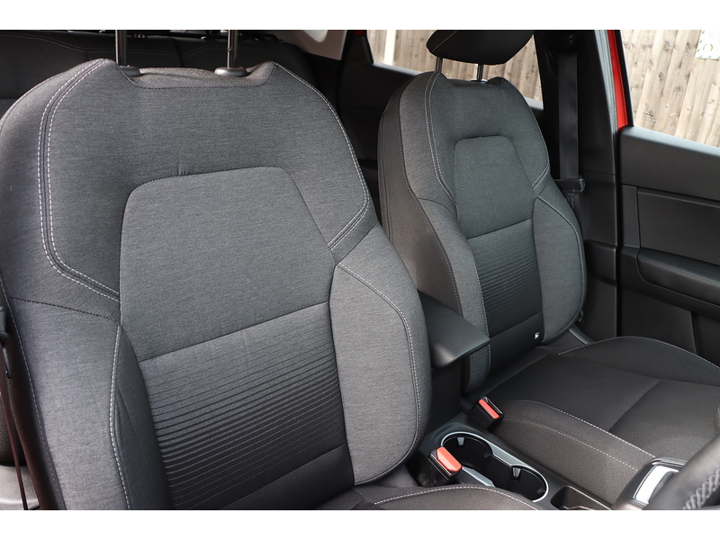 Renault 1.0 TCE ICONIC SUV 5DR PETROL MANUAL SAT NAV BLUETOOTH DAB STEREO APPLE CARPLAY PARKING AIDS JUST 1 OWNER FROM NEW ONLY 9000 MILES FSH NO ULEZ CHARGE 72-74 Mitcham Road