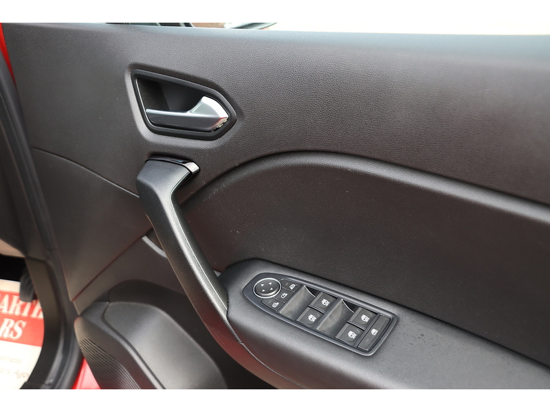 Renault 1.0 TCE ICONIC SUV 5DR PETROL MANUAL SAT NAV BLUETOOTH DAB STEREO APPLE CARPLAY PARKING AIDS JUST 1 OWNER FROM NEW ONLY 9000 MILES FSH NO ULEZ CHARGE 72-74 Mitcham Road