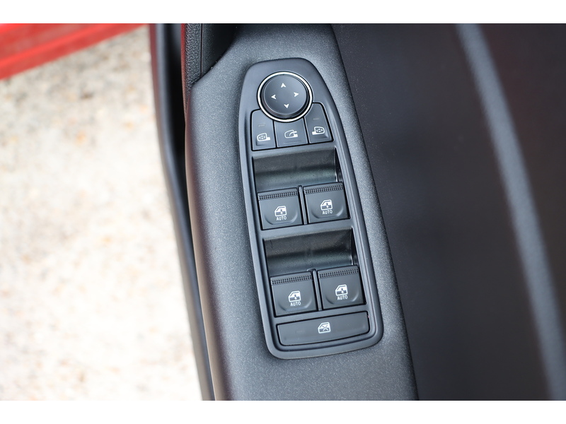 Renault 1.0 TCE ICONIC SUV 5DR PETROL MANUAL SAT NAV BLUETOOTH DAB STEREO APPLE CARPLAY PARKING AIDS JUST 1 OWNER FROM NEW ONLY 9000 MILES FSH NO ULEZ CHARGE 72-74 Mitcham Road