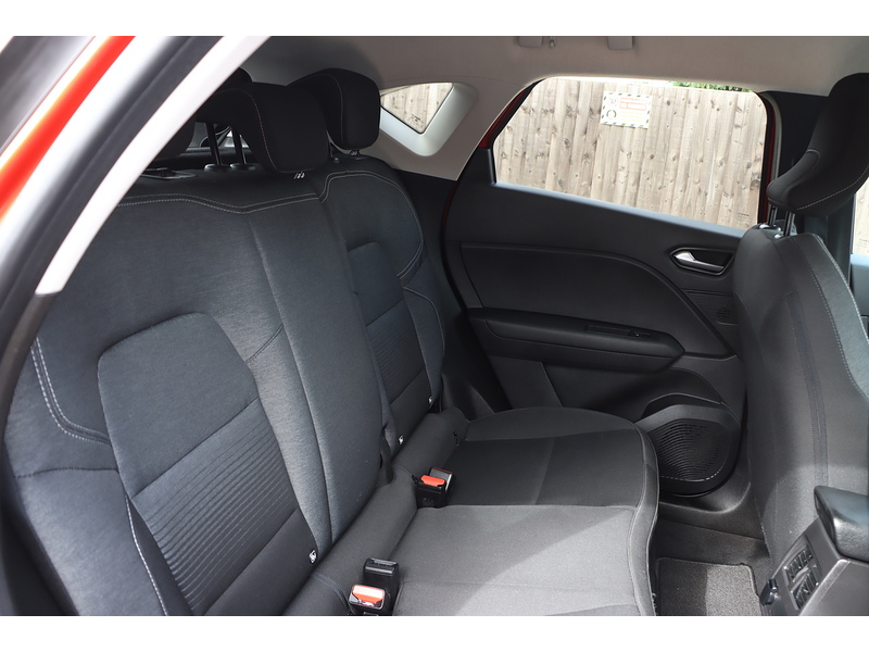 Renault 1.0 TCE ICONIC SUV 5DR PETROL MANUAL SAT NAV BLUETOOTH DAB STEREO APPLE CARPLAY PARKING AIDS JUST 1 OWNER FROM NEW ONLY 9000 MILES FSH NO ULEZ CHARGE 72-74 Mitcham Road