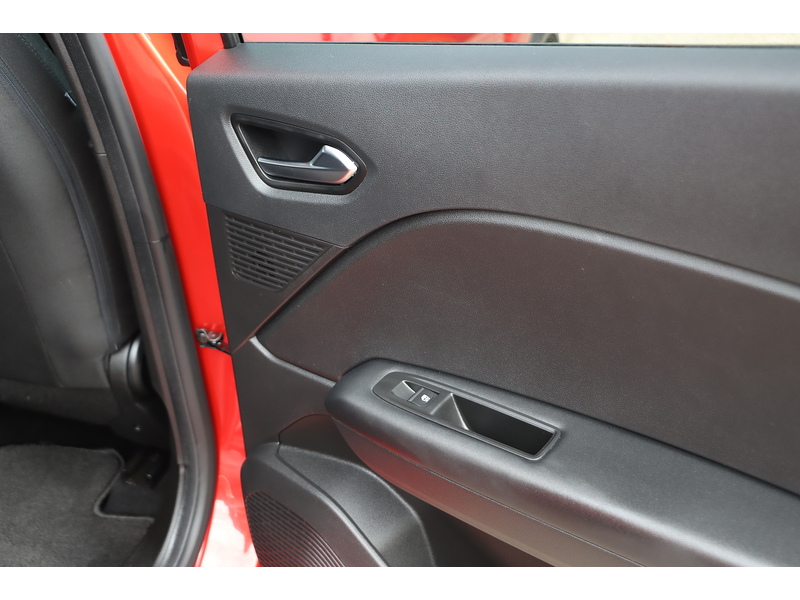 Renault 1.0 TCE ICONIC SUV 5DR PETROL MANUAL SAT NAV BLUETOOTH DAB STEREO APPLE CARPLAY PARKING AIDS JUST 1 OWNER FROM NEW ONLY 9000 MILES FSH NO ULEZ CHARGE 72-74 Mitcham Road