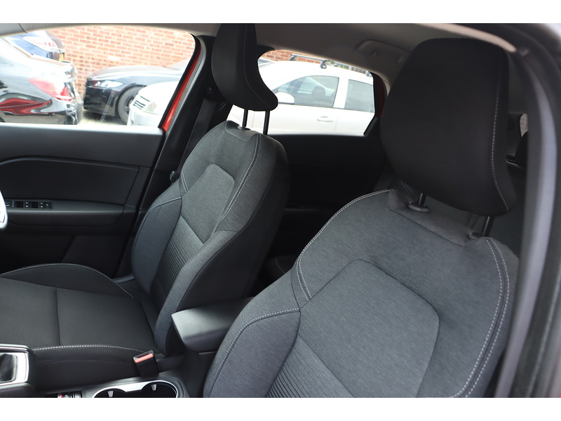 Renault 1.0 TCE ICONIC SUV 5DR PETROL MANUAL SAT NAV BLUETOOTH DAB STEREO APPLE CARPLAY PARKING AIDS JUST 1 OWNER FROM NEW ONLY 9000 MILES FSH NO ULEZ CHARGE 72-74 Mitcham Road