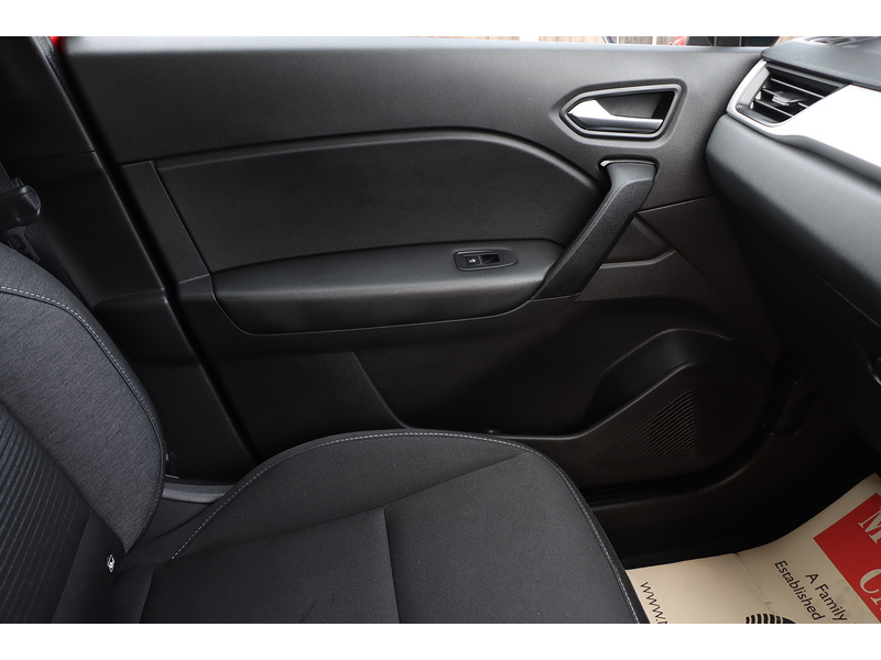 Renault 1.0 TCE ICONIC SUV 5DR PETROL MANUAL SAT NAV BLUETOOTH DAB STEREO APPLE CARPLAY PARKING AIDS JUST 1 OWNER FROM NEW ONLY 9000 MILES FSH NO ULEZ CHARGE 72-74 Mitcham Road